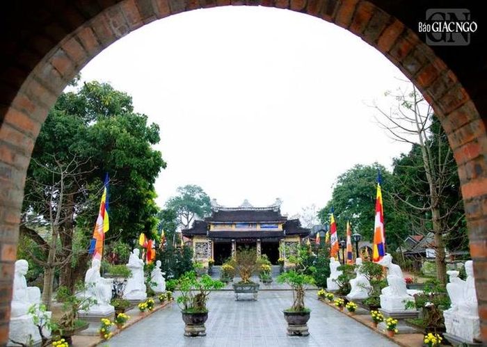Chùa Kim Tiên nhìn từ Tam quan vào