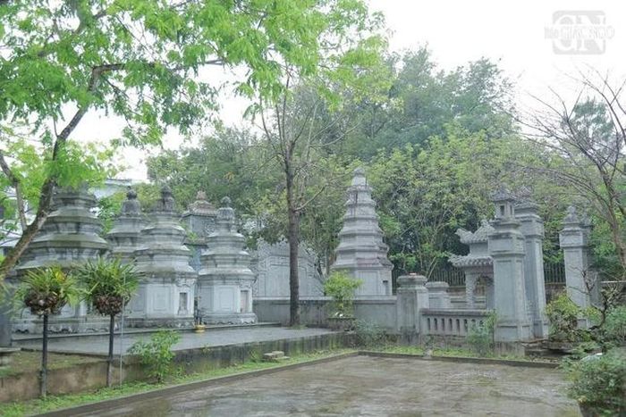 Bảo tháp chư vị Tổ sư trong khuôn viên tổ đình