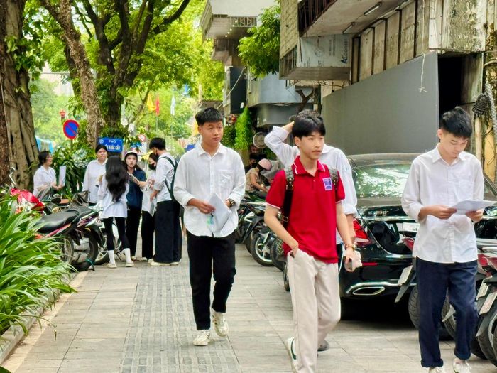 Sĩ tử tại điểm thi Trường THPT Trần Phú - Hoàn Kiếm chủ động đến trường từ sớm, tự tin bước vào kỳ thi tốt nghiệp THPT 2026.