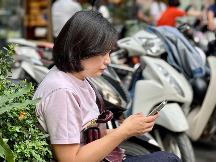Nỗi lo lắng hiện rõ trên khuôn mặt phụ huynh phía ngoài điểm thi Trường THCS Trưng Vương (phường Cửa Nam).