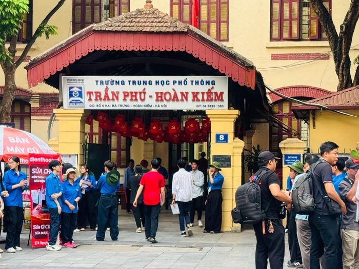 Quang cảnh nhộn nhịp trước cổng điểm thi Trường THPT Trần Phú - Hoàn Kiếm trước giờ sĩ tử bước vào phòng thi.