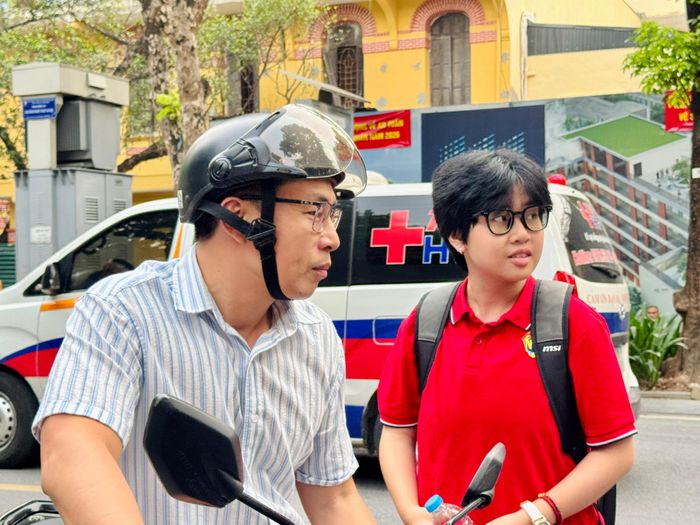 Khoảnh khắc ấm áp của người cha đồng hành cùng con gái trước giờ G.