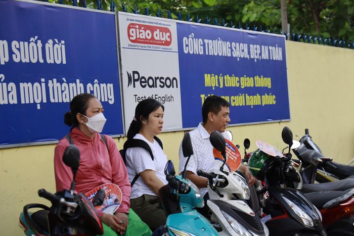 Nhiều phụ huynh nán lại trước cổng trường để chờ các sĩ tử.