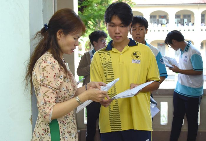 Thí sinh chuẩn bị bước vào phòng thi.