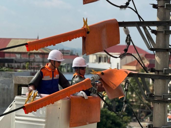 Nhân viên điện lực tăng cường rà soát kiểm tra hệ thống điện, sẵn sàng bảo đảm cung cấp điện.
