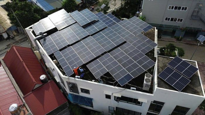 Tổng công ty Điện lực miền Bắc thúc đẩy lắp đặt mạng lưới điện mặt trời tự sản tự tiêu trên mái nhà các hộ gia đình và mái nhà các khu công nghiệp.