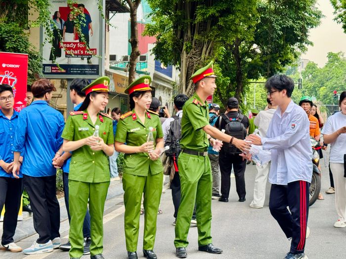 Nụ cười thân thiện và những lời dặn dò, tiếp sức kịp thời của các chiến sĩ công an Hà Nội giúp thí sinh giải tỏa áp lực tâm lý trước giờ phát đề.