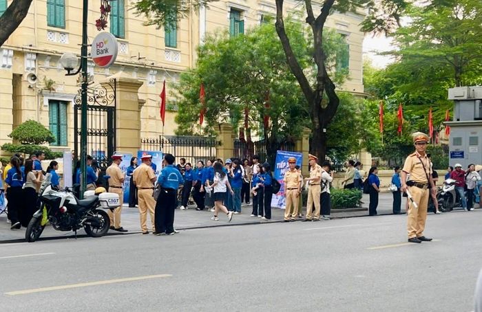 Lực lượng CSGT ứng trực xuyên suốt, tạo lối đi thông thoáng và an toàn tuyệt đối cho các thí sinh.