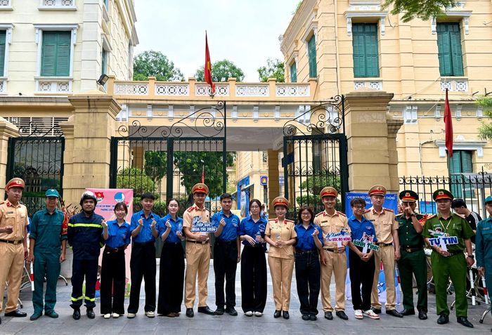 Công an Thủ đô cùng các bạn trẻ tình nguyện chung tay tiếp sức, lan tỏa năng lượng tích cực đến các sĩ tử trước giờ "vượt vũ môn".