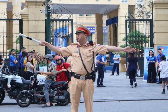 Đại úy Lưu Hoàng Quân (Đội CSGT số 1) cho biết, trước khi kỳ thi diễn ra, đơn vị đã khảo sát các điểm thi để có phương án bảo đảm giao thông. Trong thời gian thi, nhiều tổ công tác sẽ tuần tra lưu động sẵn sàng hỗ trợ thí sinh trong các tình huống khẩn cấp.