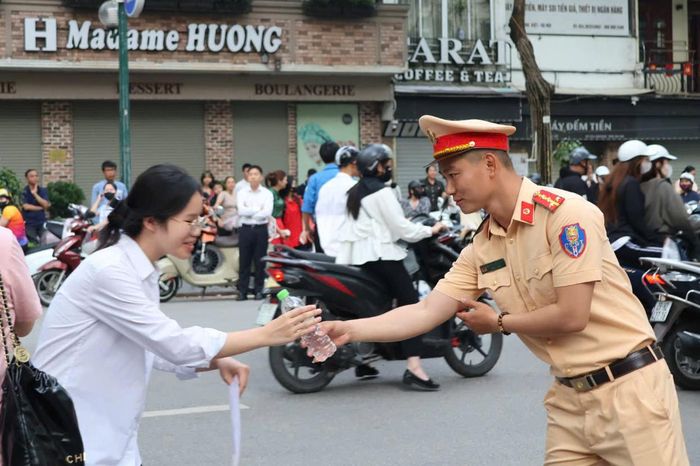 Công an Hà Nội khuyến cáo, phụ huynh và người dân khi đưa đón thí sinh tuyệt đối không giao phương tiện cho con em điều khiển khi chưa đủ điều kiện theo quy định; không dừng, đỗ phương tiện dưới lòng đường hoặc tập trung đông người trước cổng các điểm thi.