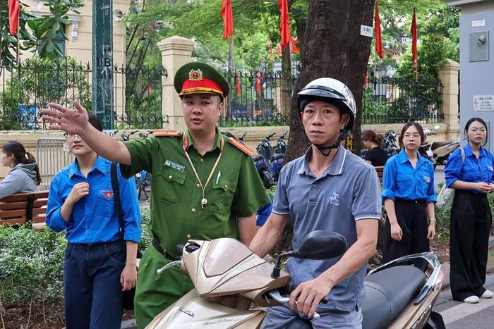 Lực lượng chức năng tổ chức phân luồng giao thông từ sớm, hướng dẫn phụ huynh dừng đỗ phương tiện đúng nơi quy định, bảo đảm giao thông khu vực cổng trường luôn thông thoáng, an toàn.