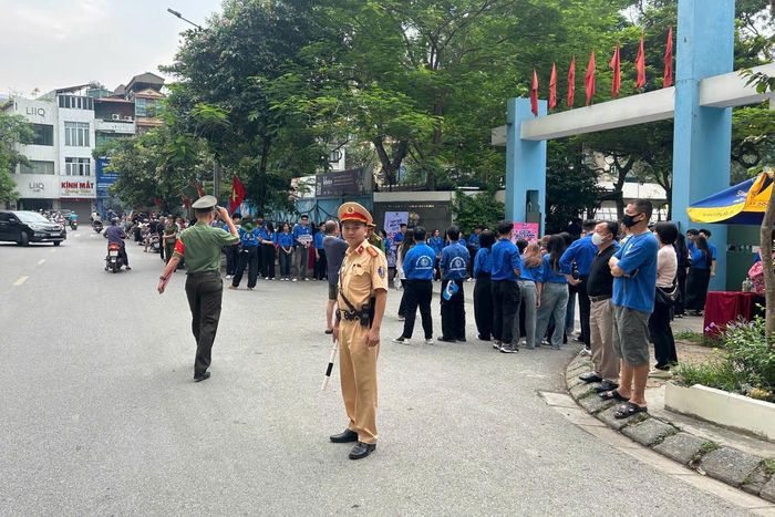 Ngay từ sáng sớm, tại tất cả điểm thi, lực lượng CSGT đã bố trí cán bộ, chiến sĩ ứng trực trên các tuyến giao thông trọng điểm cùng các trục hướng tâm và cửa ngõ ra vào thành phố.
