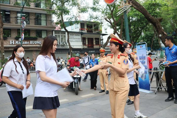 Trong khung giờ 7 - 8h ngày thi đầu tiên, lưu lượng phương tiện trên nhiều tuyến đường tăng cao do trùng với khung giờ cao điểm, tuy nhiên tình hình giao thông trên địa bàn thành phố cơ bản ổn định, không xảy ra ùn tắc kéo dài.