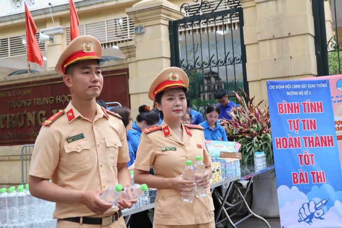 Ở Hoàn Kiếm, CSGT và công an phường này triển khai chương trình tiếp sức mùa thi. Các lực lượng đã bố trí điểm hỗ trợ, phát nước uống miễn phí, hướng dẫn thí sinh và phụ huynh, đồng thời bảo đảm trật tự, an toàn giao thông khu vực cổng trường.