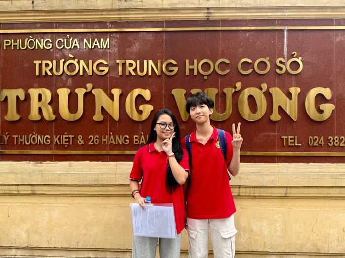 Niềm vui của em Thanh Vân (Trường THPT Việt Đức) sau buổi thi đầu tiên tại kỳ thi tốt nghiệp THPT.