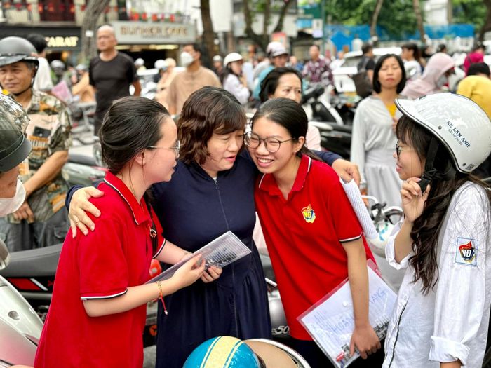 Niềm vui của một thí sinh khi gặp lại mẹ ngay sau khi bước ra khỏi phòng thi môn đầu tiên.