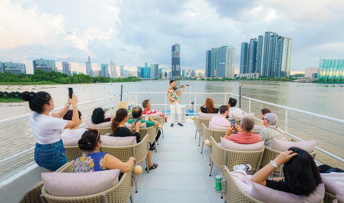 Du khách trải nghiệm ngắm thành phố trên sông Sài Gòn trên buýt sông Saigon WaterGo.