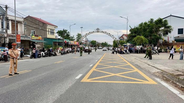 CSGT Hà Tĩnh làm nhiệm vụ phân luồng giao thông tại điểm thi.