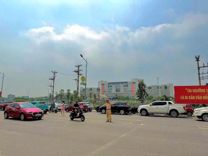 Lực lượng CSGT làm nhiệm vụ phân luồng giao thông tại điểm thi Trường THPT chuyên Hùng Vương, tỉnh Phú Thọ.