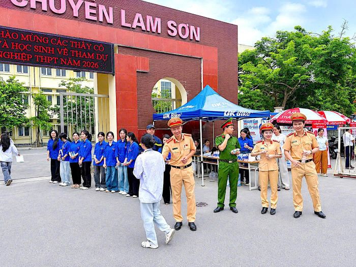 Lực lượng CSGT và công an phường xã tham gia đảm bảo an toàn giao thông, hỗ trợ các thí sinh trên địa bàn tỉnh Thanh Hóa.