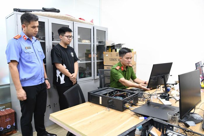 Cơ quan Công an tiến hành khám xét khẩn cấp, thu thập tài liệu chứng cứ liên quan Công ty TNHH MTV giải pháp công nghệ Tek-Solution.