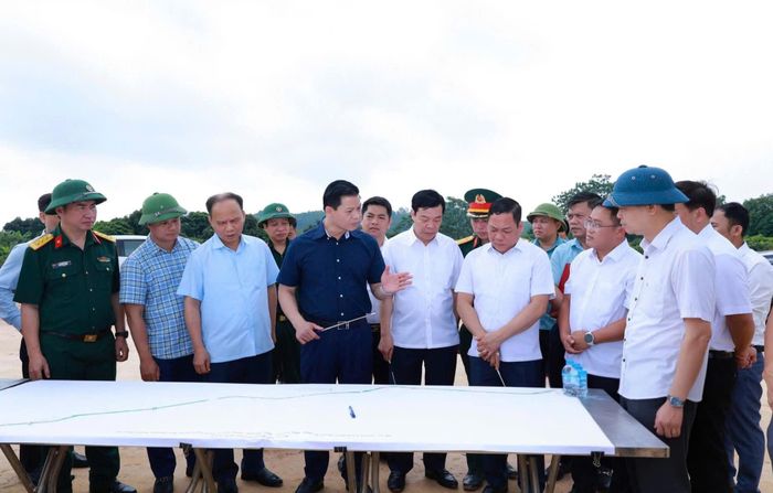 Ông Vương Quốc Tuấn, Chủ tịch UBND tỉnh Thái Nguyên kiểm tra tiến độ các dự án giao thông trọng điểm của tỉnh.