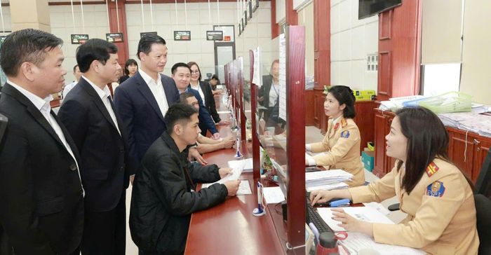 Chủ tịch UBND tỉnh Thái Nguyên kiểm tra công tác cải cách hành chính tại Trung tâm hành chính công tỉnh.