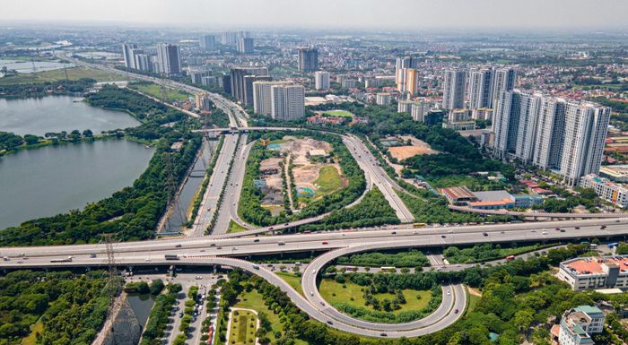 Tại Hà Nội, tư duy phát triển tích hợp giữa đô thị và nông thôn, giữa Thủ đô và Vùng Thủ đô đang được cụ thể hóa bằng những định hướng chiến lược và các dự án động lực, mở ra không gian phát triển mới cho nhiều thập niên tới. Ảnh Tạ Hải.