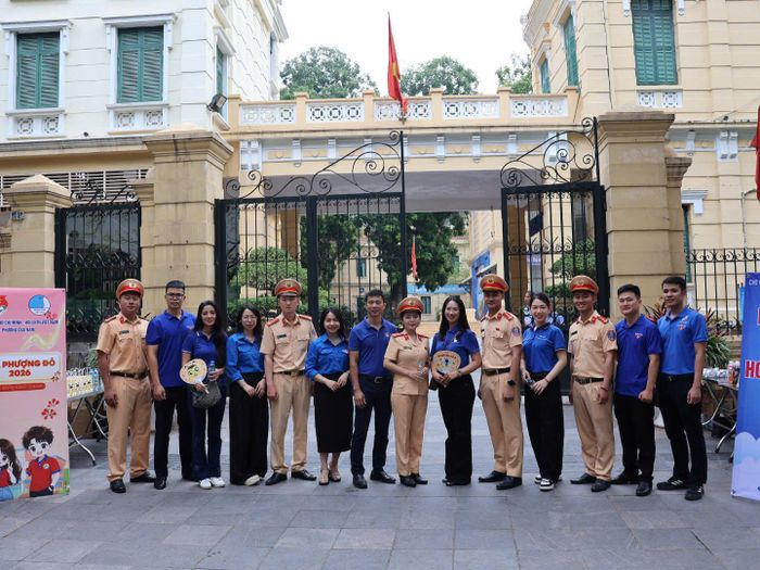 Đại úy Lưu Hoàng Quân - cán bộ Đội CSGT đường bộ số 1 cho biết: "Để bảo đảm trật tự an toàn giao thông phục vụ Kỳ thi tốt nghiệp THPT năm 2026, đơn vị đã chủ động xây dựng và triển khai kế hoạch từ sớm. Chúng tôi đã rà soát toàn bộ các điểm thi, đánh giá lưu lượng phương tiện trên các tuyến đường dẫn đến địa điểm thi, đặc biệt là các khu vực có nguy cơ ùn tắc trong giờ cao điểm để bố trí lực lượng phù hợp".