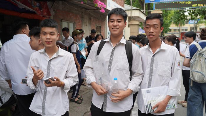 Em Nguyễn Như Phong cùng các bạn thảo luận về đề thi và hẹn nhau buổi chiều gặp lại thi môn toán.