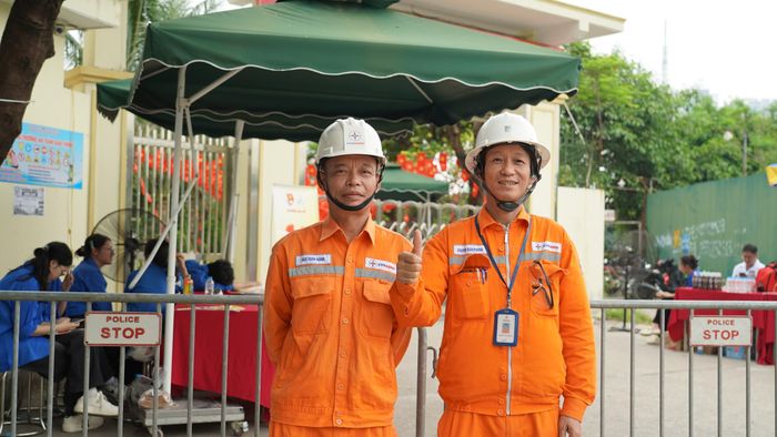 Anh Nguyễn Văn Phòng, nhân viên điện lực cùng các đồng nghiệp được phân công nhiệm vụ luôn túc trực tại điểm thi trường THPT Trung Văn (phường Đại Mỗ): "Chúng tôi luôn sẵn sàng xử lý tình huống, đảm bảo nguồn điện phục vụ cho kỳ thi".