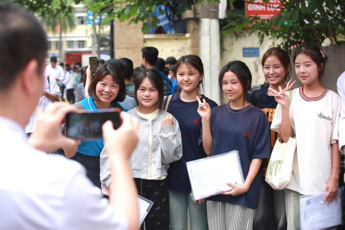 Một nhóm bạn tranh thủ cùng nhau chụp bức ảnh kỷ niệm.