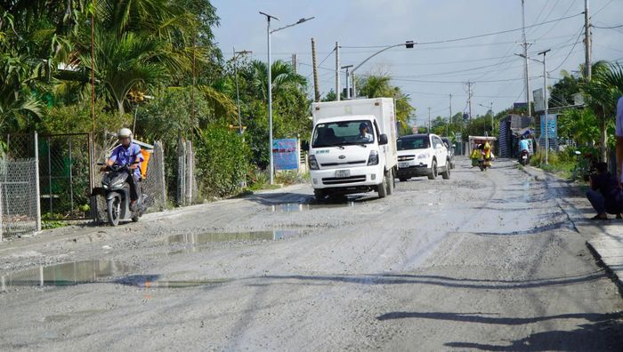 Xe cộ di chuyển khó khăn do đường xuống cấp.