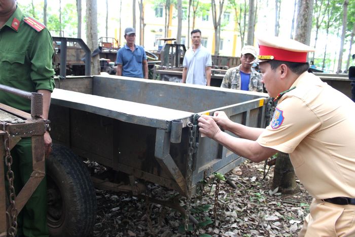 Theo lực lượng CSGT, việc dán phản quang cho phương tiện giúp xe dễ nhận diện vào ban đêm, góp phần hạn chế nguy cơ tai nạn giao thông.