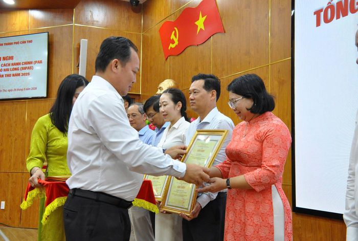 Lãnh đạo UBND TP Cần Thơ trao tặng Bằng khen cho các cá nhân có thành tích xuất sắc trong tham mưu thực hiện công tác cải cách hành chính Nhà nước năm 2025 trên địa bàn.