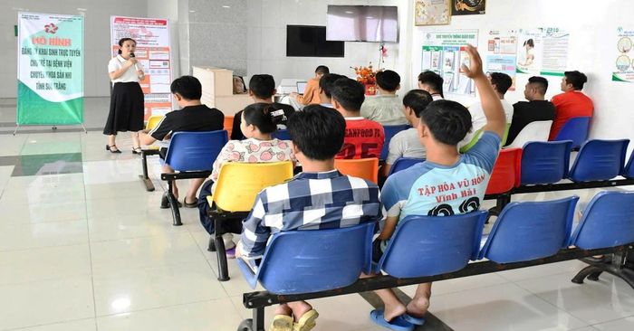 Cán bộ Trung tâm Phục vụ hành chính công phường Sóc Trăng hướng dẫn người dân đăng ký giấy khai sinh trực tuyến tại bệnh viện.