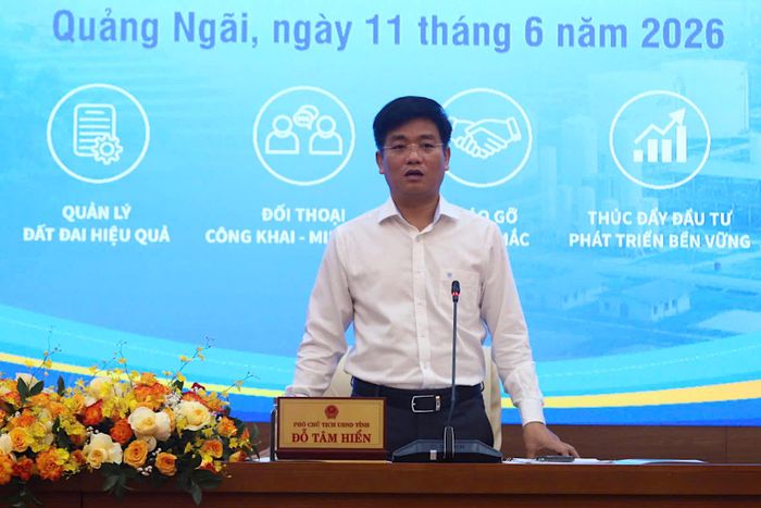 Phó Chủ tịch UBND tỉnh Quảng Ngãi Đỗ Tâm Hiển chủ trì buổi đối thoại (Ảnh: Lê Danh).