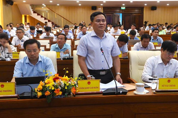 Lãnh đạo các sở, ngành trực tiếp trả lời các kiến nghị của doanh nghiệp tại buổi đối thoại (Ảnh: Lê Danh).