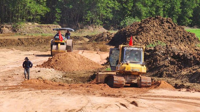 Dự án đường Hoàng Sa - Dốc Sỏi thiếu hụt nguồn đất đắp do nhu cầu lớn trong khi số mỏ đang hoạt động hạn chế.