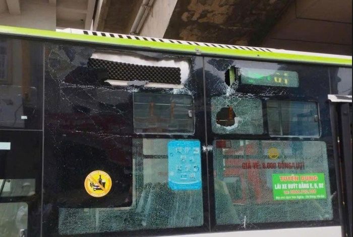 Mảng vữa dày khoảng 5cm từ ga Văn Khê rơi xuống trúng xe buýt nhanh BRT vào giờ cao điểm chiều 9/6, làm vỡ kính phương tiện.