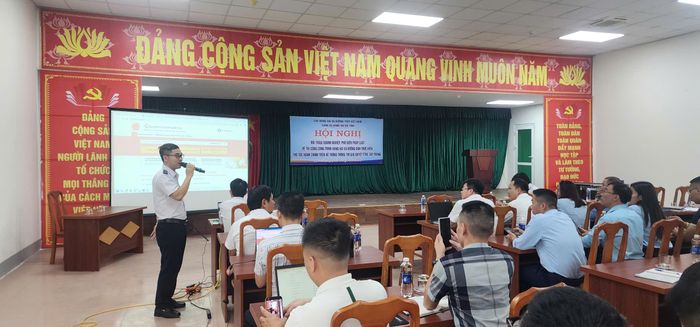 Cán bộ hướng dẫn các nhà thầu, đơn vị thi công nộp hồ sơ, thủ tục lên cổng dịch vụ công.
