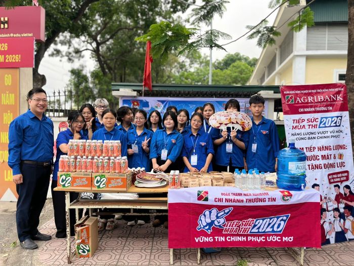 Lực lượng tình nguyện viên có mặt tại các điểm thi từ rất sớm, trước khi thí sinh đầu tiên xuất hiện.