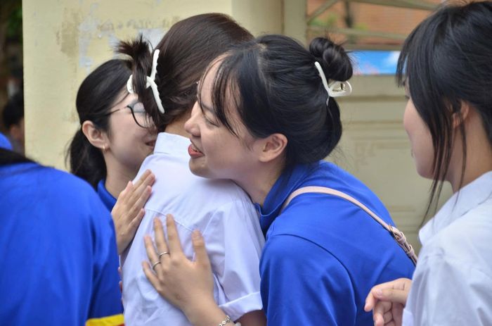 Những cái vỗ vai, lời động viên nhẹ nhàng giúp thí sinh tự tin trước giờ thi.