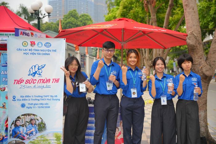 Nhiệt huyết của lực lượng thanh niên tình nguyện góp phần "truyền lửa" cho thí sinh.