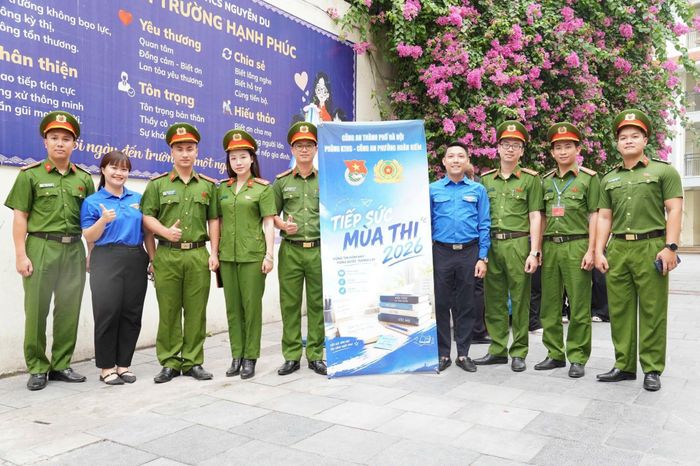 Phía sau mỗi sĩ tử là sự hỗ trợ thầm lặng của lực lượng công an và đoàn thanh niên.