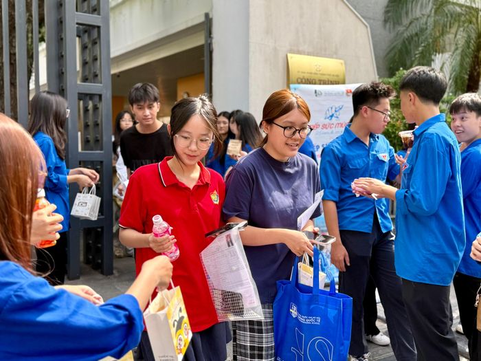 Nụ cười tươi của thí sinh khi được tiếp sức.