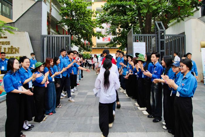 Màu áo tình nguyện quen thuộc phủ khắp các điểm thi.
