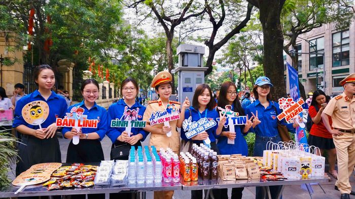 Không chỉ tiếp sức tinh thần, các lực lượng còn tiếp sức bằng cả vật chất...