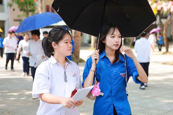 Đồng phục xanh đồng hành bên đồng phục trắng. 